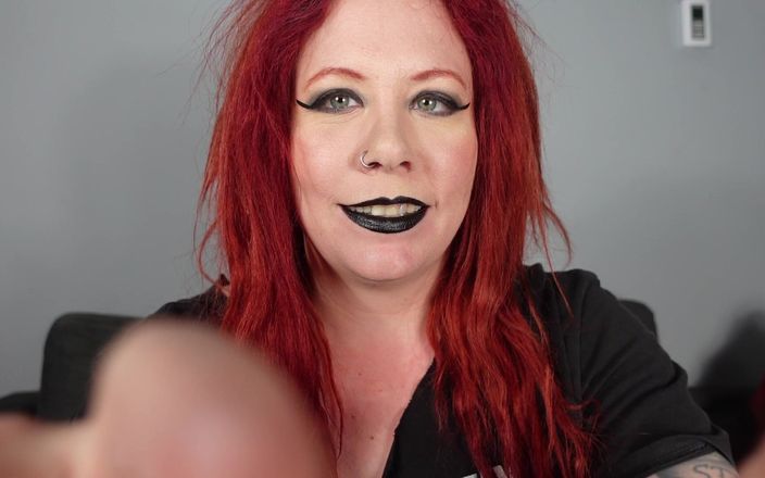 Deanna deadly: Goth stepis kittlar dig för att få dig att le...