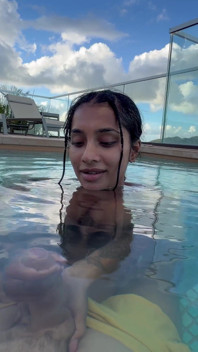 Indiană cu sâni mari face un blowjob uimitor în piscina hotelului către paharul tuturor - Yasmina Khan