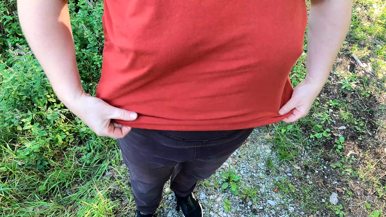 Bouncy Tits Action: Çıplak göğüslerini gezerken cezalandırılıyor