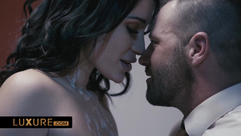 Luxure: Lola Bellucci'nin seksi sürprizi