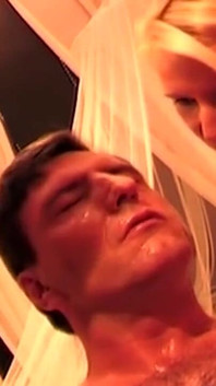 Zwei geile MILfs tränken sein gesicht mit schlampigen Spucke-Tränen