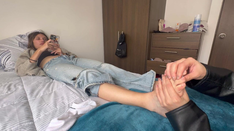 scarlettandc: Mi Amiga Y Yo Gozamos De Su Fetiche De Humillarme...