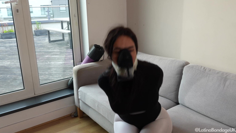 Latina Fetish: 라티나의 벌칙은 꽉 녹화, 그녀의 양말로 재갈, 그녀의 자신의 발 뒤꿈치를 냄새! (4k)