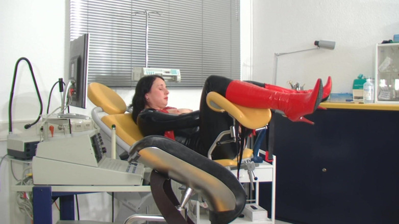 Rubber & Clinic Studio - 1ATOYS: Anální masturbace a chcaní do úst v gumě