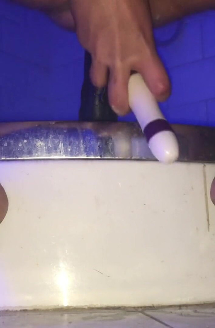 Mia Fuckdatass: Maminsynek w czystości pieprzy tyłek z ogromnym czarnym dildo
