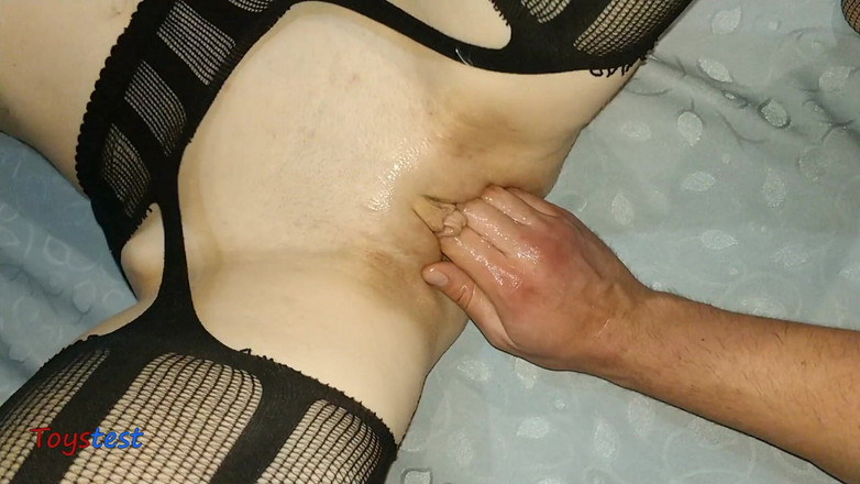Toystest: 请伸展我紧致的阴户，你的继妹需要它