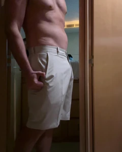 Lelaki Melancap untuk teman wanita perjalanannya selepas bar