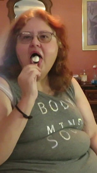 BBW-krankenschwester Vicki genießt es, ein schokoladen-vanille-eis-popsiscle zu essen