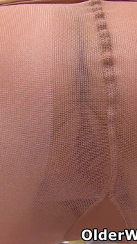 Estas medias brillantes se ven tan bien en el coño afeitado de Kat