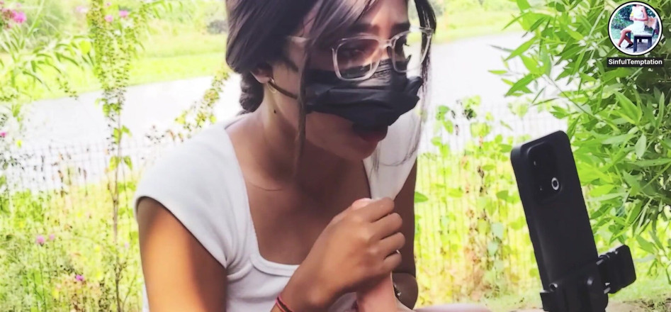Ziya: Blowjob dildo taman awam di luar