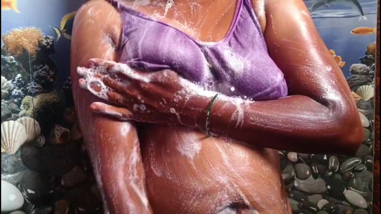Ammukutty88: अम्मू अपने अंडरवियर पर साबुन लगाकर और उसकी मालिश करके हमें दिखा रही है