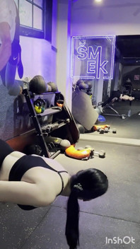Anna trainiert im fitnessstudio