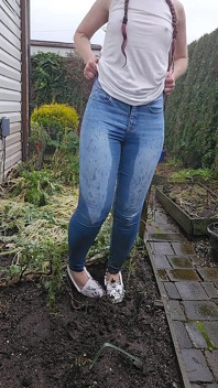 Muddy White Mocs și Blugi se