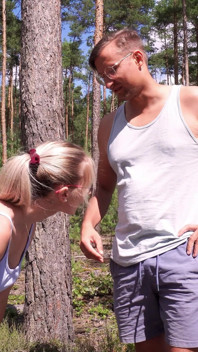 Deutsches brille-mädchen vivi vallentine verführt zu riskanten sex im freien von fremden