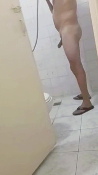 La meilleure amie de ma belle-mère ! Tu peux m’enculer, mais fais-le tranquillement pour qu’elle ne remarque pas !