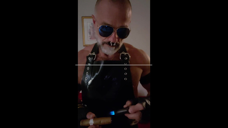 MusclesCigarsFFPig: Thắp sáng xì gà cao su