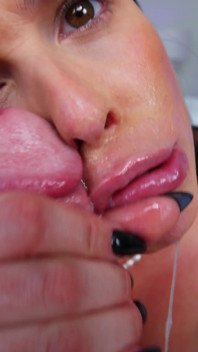 Chris Tang tetona mamada con Jonni Darkko