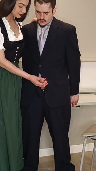 Měla na sobě tradiční rakouský dirndl, vyhoněla ho