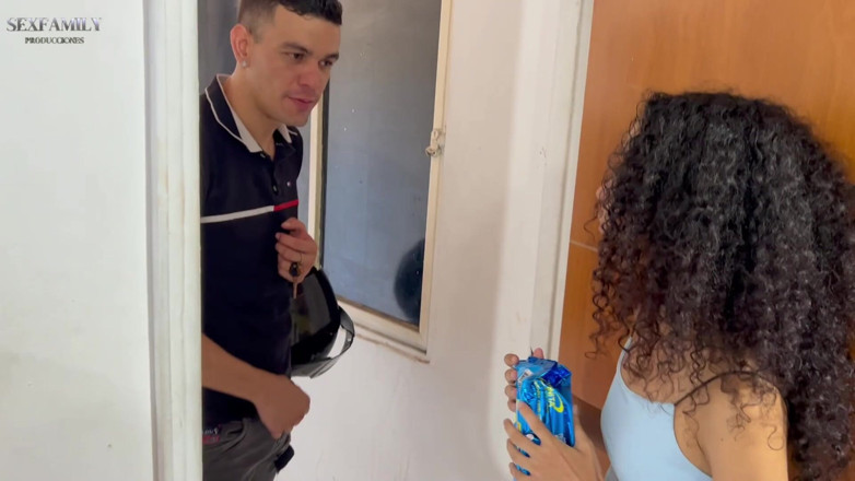 Flaquitasexxx: Mă fut cu un băiat care livrează ca să anuleze...