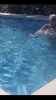 El día de filmación de ayer terminó con un chapuzón en la piscina
