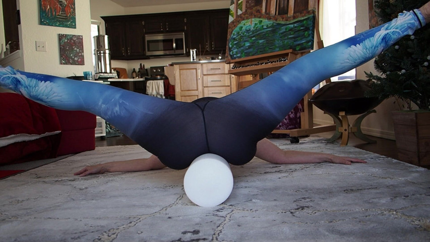 Behind the Scenes Yoga Class 86 (Aurora Willows large labia)