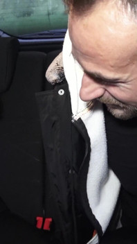 ドイツのブロンドの女性リサが公共の場で車の中で危険なセックス相手を迎えに行き話す