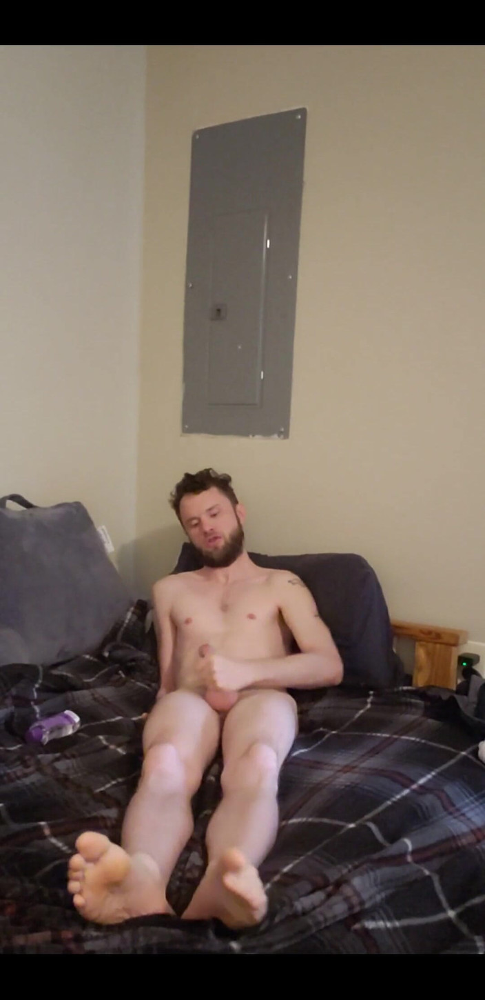 TalenJames: 在新床上抚摸我的鸡巴！