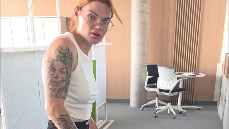 LuTosT: 사무실 청소하는 동안 그녀를 만났는데, 그녀의 보지가 얼마나 꽉 조이는지 확인하기 위해 그녀를 집으로 데려갔어