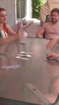 Strip spoons gra z czterema gorącymi dziewczynami i jednym bardzo napalonym facetem