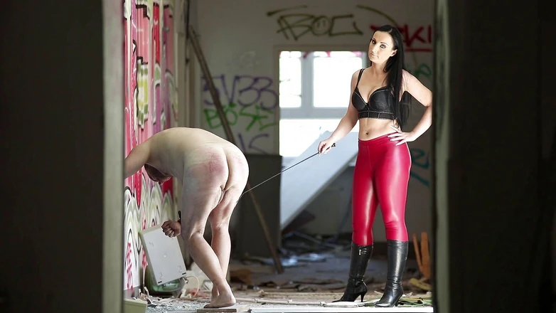 Lady Luciana Di Domizio: Whipping in the coridor