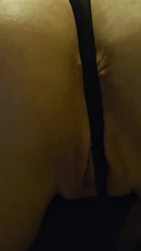 Enlève ma culotte et regarde ma chatte !