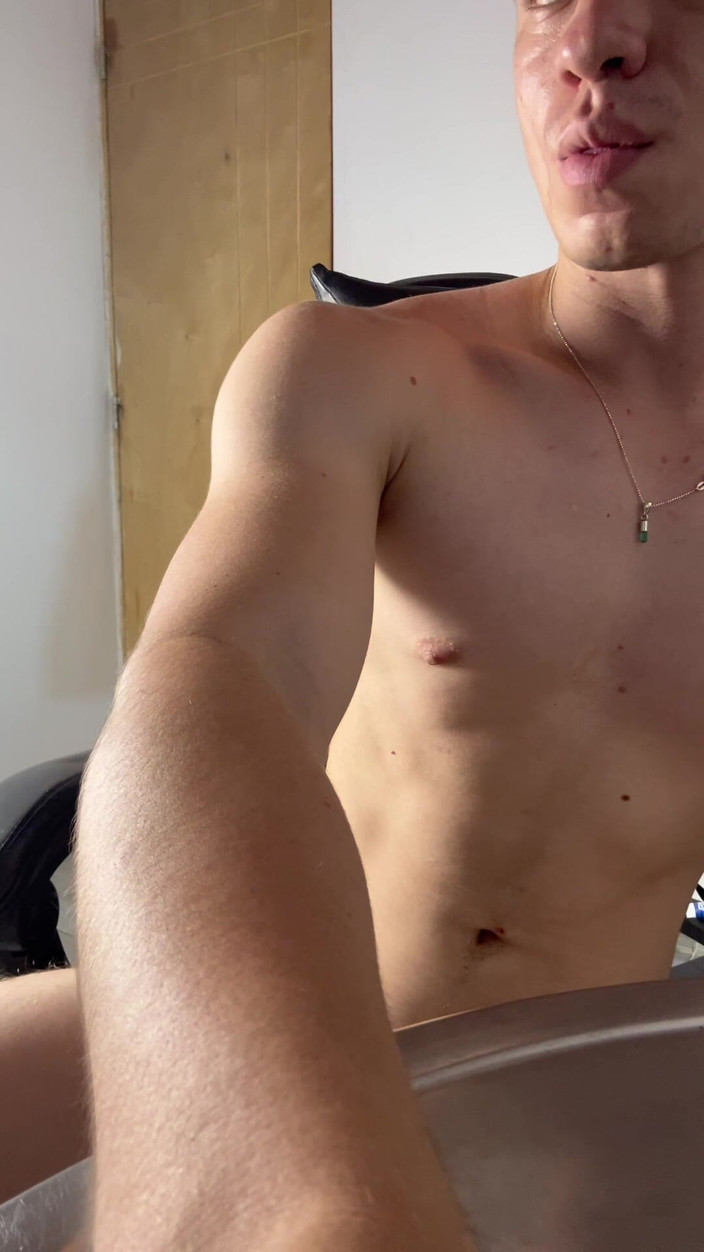 Icyhot707: Eu me gravo me masturbando no meu quarto