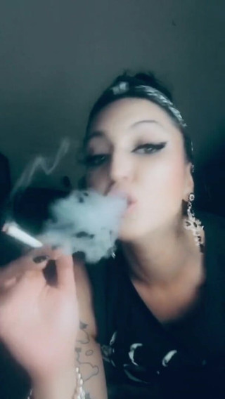 Hellizabeth Queen: Nova lua fumando