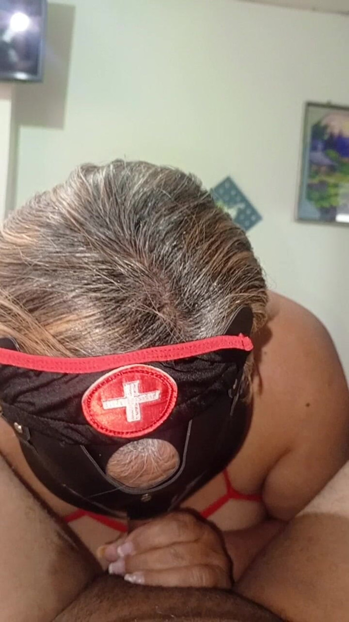 Milfta boohot: Rijpe verpleegster geeft een goede pik pijpbeurt