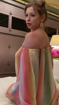 Игра с киской с дилдо Sunny Lane