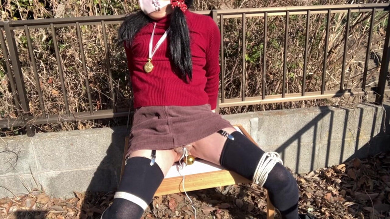 megu2002: Trénink trenéra č. 99 Schovává otevřenou expozici s otevřeným rozkrokem venku