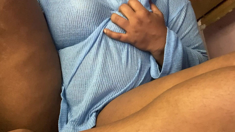 Angoori: Village porn girl dedilhando-se enquanto faz um chat de sexo...