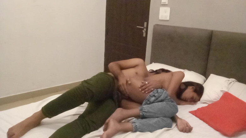 Indian college girls sex: 年轻的印度夫妇在大学后享受浪漫的性爱