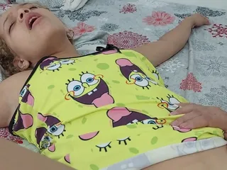 Samara üvey kız kardeşinin lezzetli amını emiyor ve mastürbasyon yapıyor