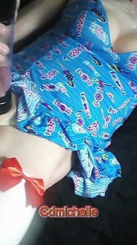Trav indossa un abito blu sexy