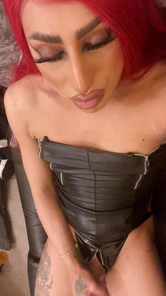 Lottie: Trans/shemale wanking and cumming with dirty talk