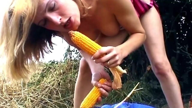 German bitch hunter: Tante seksi dengan toket besar ini menganga lebar dan menganga...
