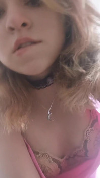 Delicato spogliarello fatto in casa e masturbazione selvaggia. Primo piano