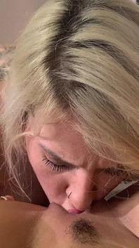 Cảnh Marika Lesbo với một người bạn trẻ