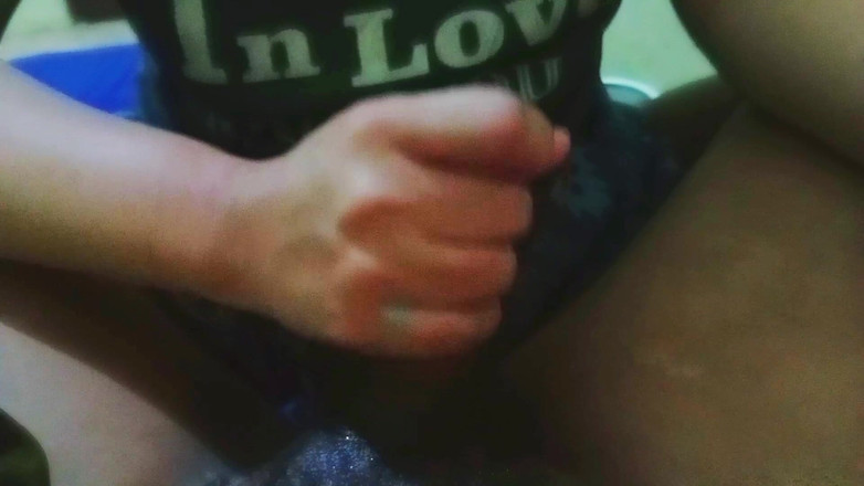 Angelina pop: Min fru masserar sin kollegas kuk under en paus