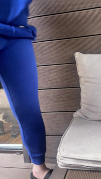 Amador Mijando Em Um Copo Na Frente De Sua Colega De Apartamento