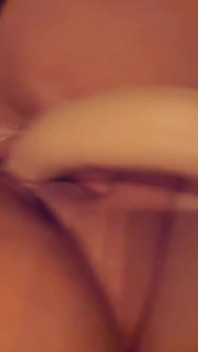 Une BBW jouit et squirte si fort