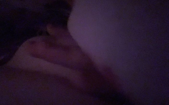 Wettyy: 내 자연산 젖탱이를 가지고 노는 중