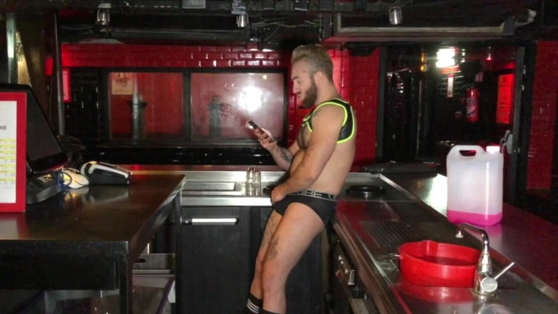Fun bareback meeting in Barcelona: สองหนุ่มหล่อกล้ามโต