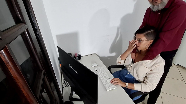 Gabi SweetCouplesStories: Belästigung am ersten Arbeitstag.
